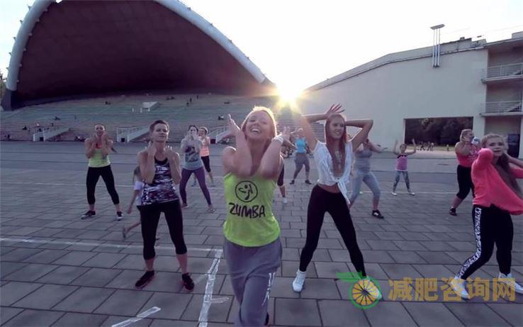 尊巴减脂减肥操:让你在舞动中燃烧脂肪!-第2张图片-减肥咨询网 尊巴减脂减肥操:让你在舞动中燃烧脂肪!-第2张图片-减肥咨询网