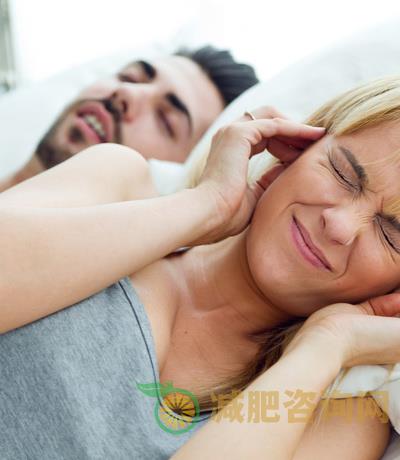 教练示范身印式压腿瑜伽操 产后快速瘦腿-第5张图片-减肥咨询网 教练示范身印式压腿瑜伽操 产后快速瘦腿-第5张图片-减肥咨询网