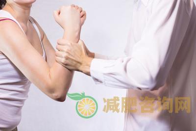 双手互推丰胸动作 拯救产后胸下垂(图)-第1张图片-减肥咨询网 双手互推丰胸动作 拯救产后胸下垂(图)-第1张图片-减肥咨询网