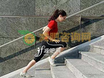 冬季如何瘦小腿　楼梯半脚走