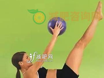 如何运动减腹部赘肉 举球运动