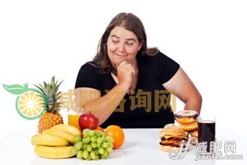 橙色,人,图像,食品,生活方式_134948072_Plump young woman smiles at fruit, shunning junk food alternative_创意图片_Getty Images China
