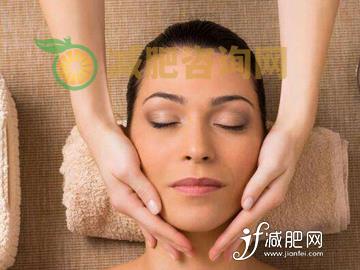 锻炼耳后根到下颚处的轮廓，帮助收紧下颚并且提升面部皮肤