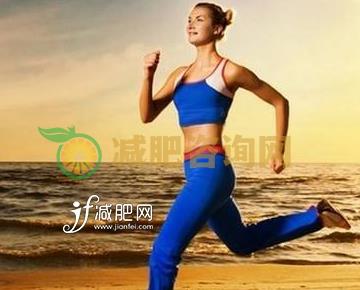 抬头挺胸可以起到纤体的效果