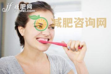 人,牙刷,室内,20到24岁,快乐_162919160_woman brushing teeth in bathroom_创意图片_Getty Images China