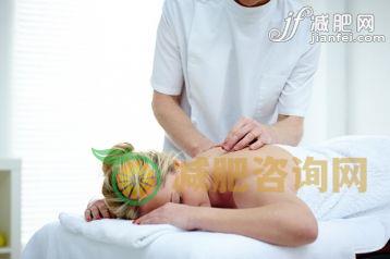 人,物理压力,药,健康保健,手_476647204_Young woman getting acupuncture therapy from masseur_创意图片_Getty Images China