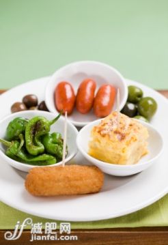宝马迷你,饮食,食品,海产,盘子_123545861_Spanish tapas dishes (fried pimientos de padron, chorizo, tortilla de patata, olives, croquetas de bacalao)_创意图片_Getty Images China