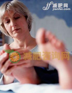 健康生活方式,健康的,健康保健,替代医药,摄影_ba65243_Mature female reflexologist massaging patient's foot, close-up_创意图片_Getty Images China