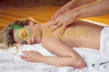 人,生活方式,头发,手,手指_78369615_Woman getting relaxing massage_创意图片_Getty Images China