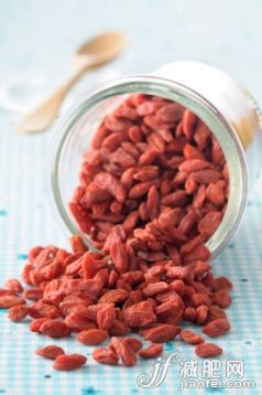桌子,广口瓶,影棚拍摄,桌布,撒出_169902731_goji berry_创意图片_Getty Images China