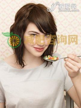 人,休闲装,银餐具,T恤,药_sb10069449q-002_Young woman eating pills on spoon, portrait_创意图片_Getty Images China