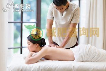 男按摩师,按摩,压力点,躺,休息_5cfde1f48_年轻女子做spa_创意图片_Getty Images China