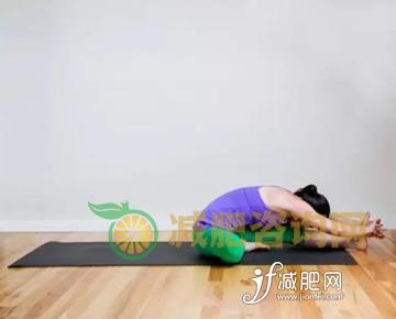 带动脊柱伸直
