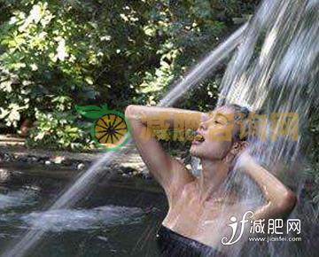 利用水流的冲击，刺激经络、骨骼和肌肉