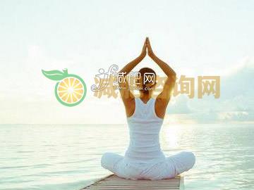 双手合十向上举