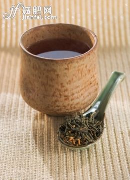 主题,饮食,东亚文化,中国文化,概念_sb10066073eh-001_Oolong tea with teaspoon containing dried leaves, close-up_创意图片_Getty Images China