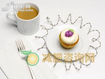 食品,摄影,不健康食物,纸托蛋糕,甜食_506219287_Cupcake with Barbwire Place Setting_创意图片_Getty Images China