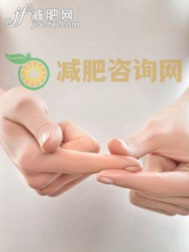 人,影棚拍摄,室内,20到24岁,手_109269219_Woman pinching finger, close-up_创意图片_Getty Images China