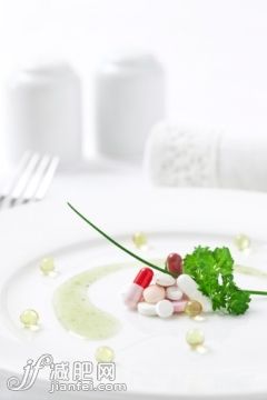 食品,桌子,银餐具,餐具,药_117145824_Drugs as food_创意图片_Getty Images China