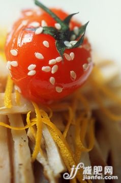 饮食,食品,白昼,图像,室内_fe8def7fb_Italy, Umbria, Tomato with sesamo seeds_创意图片_Getty Images China