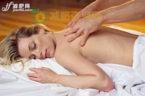 人,生活方式,头发,手,手指_78369615_Woman getting relaxing massage_创意图片_Getty Images China
