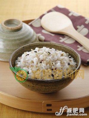 米饭功效：黑米补肾糯米排毒