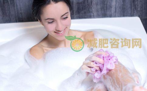 夏日泡澡如何减肥 洗澡能减肥吗 泡澡减肥 如何泡澡减肥 