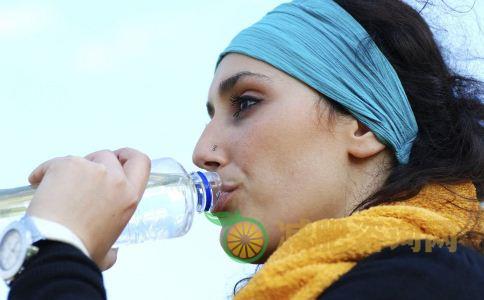 每天早上做哪些事能减肥 早晨喝淡盐水能减肥吗 早上喝牛奶能减肥吗 红枣香蕉怎么减肥 