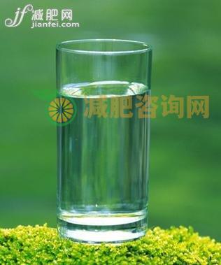 清晨一杯水 解决便秘排毒助减肥