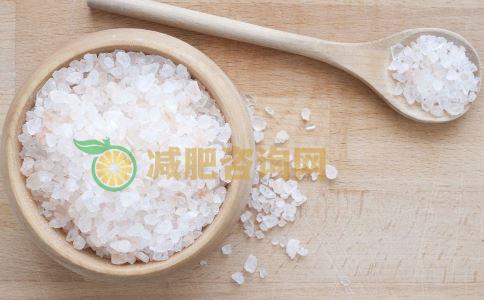 粗盐减肥法 怎样用粗盐减肥 用粗盐如何减肥