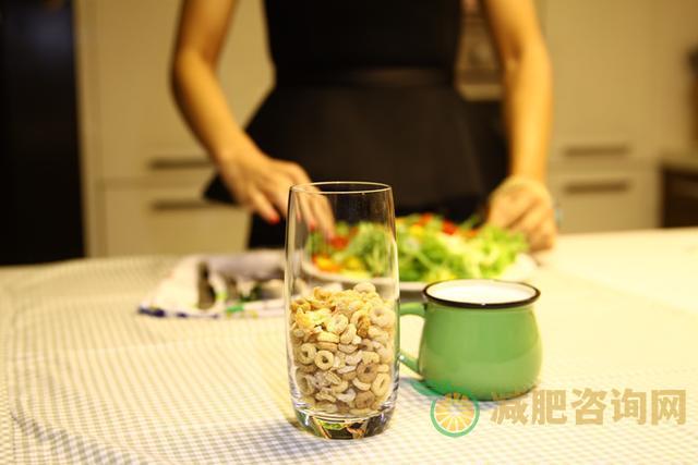 
	不吃饭只喝汤会胖吗,晚上减肥喝什么汤最好
-第1张图片-减肥咨询网