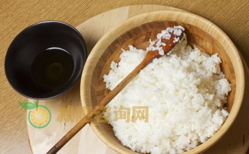 减肥每天要吃多少白米饭 每天吃多少白米饭可以减肥 吃白米饭可以减肥吗