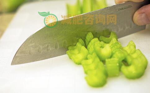 小腿浮肿要怎么办 消除小腿浮肿的方法有哪些 哪些方法可以帮助消除小腿浮肿