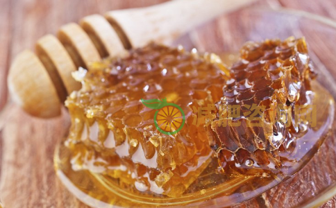 喝蜂蜜水可以减肥吗 蜂蜜水怎么喝可以减肥呢 喝蜂蜜水要注意哪些事项