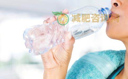 水喝太多导致水肿怎么办 导致水肿的原因是什么 为什么会水肿
