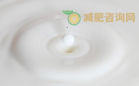 睡前喝牛奶会长胖吗 适合睡前吃的食物有哪些 睡前吃什么不会胖