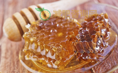 喝蜂蜜水可以减肥吗 蜂蜜水怎么喝可以减肥呢 喝蜂蜜水要注意哪些事项