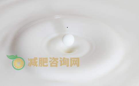睡前喝牛奶会长胖吗 睡前喝牛奶可以减肥吗 牛奶怎么喝可以减肥