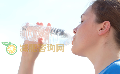 喜欢喝冰水会容易长胖吗 减肥要喝温水还是冰水 喝冰水会长胖吗
