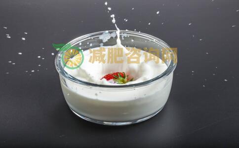 晚上喝酸奶会长胖吗 喝酸奶的禁忌有哪些 晚上喝酸奶可以减肥吗