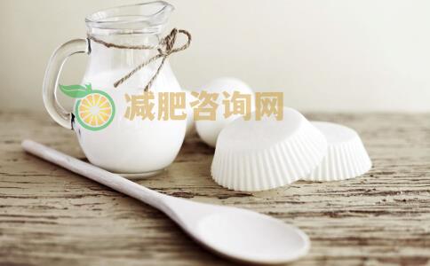 晚上喝酸奶会长胖吗 喝酸奶的禁忌有哪些 晚上喝酸奶可以减肥吗