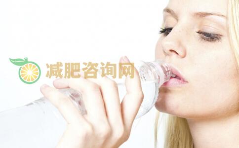 导致脸部浮肿的原因有哪些 脸部浮肿要怎么办才好 少喝水可以避免脸部浮肿吗