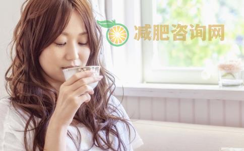 喝水减肥的方法有哪些 怎么喝水才能减肥 喝水排毒的方法有哪些