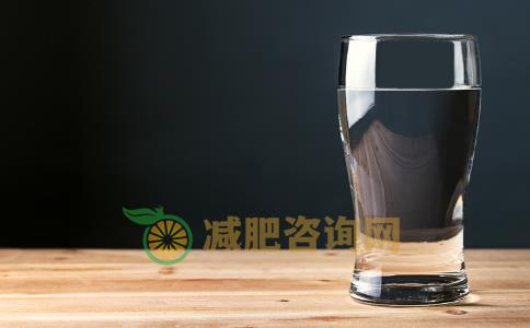 喝水减肥的方法有哪些 怎么喝水才能减肥 喝水排毒的方法有哪些