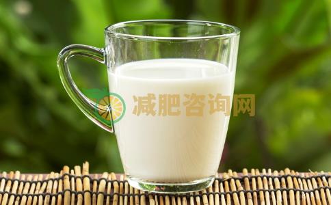 夏季怎么减肥效果好 夏季牛奶苹果减肥法 牛奶苹果怎么减肥