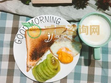 适合白领的减肥早餐 番茄蛋汤+烧面包片+煎香肠