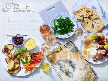 饮食,饮料,食品,海产,室内_562483547_Provencal dinner, including crudites and dips, loup de mer en croute de sel (fish in salt crust), haricots verts en persillade (green beans), brousse au miel de romarin (fresh cheese), fruit, fougasse (bread)_创意图片_Getty Images China