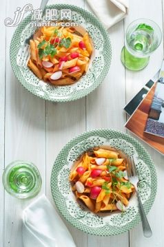饮食,食品,餐具,盘子,晚餐_555359287_Penne with radish_创意图片_Getty Images China