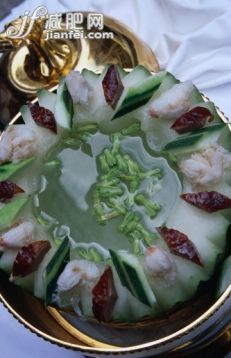 饮食,食品,自然,盘子,汤_148626500_Winter melon soup from the Hoover Restaurant on Hong Kong Island._创意图片_Getty Images China