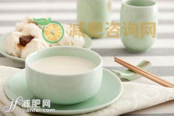 食品,豆奶,热饮,早餐,东亚文化_77dbb9df7_豆浆和叉烧包_创意图片_Getty Images China